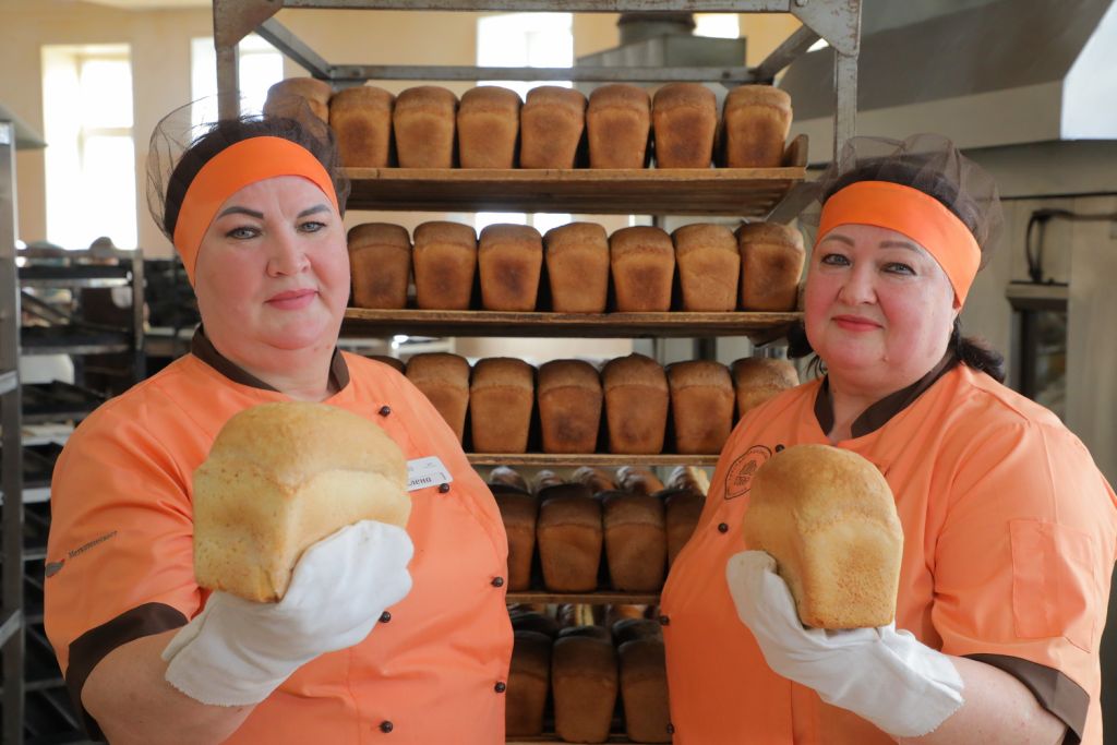 Сестры и хлеб.JPG