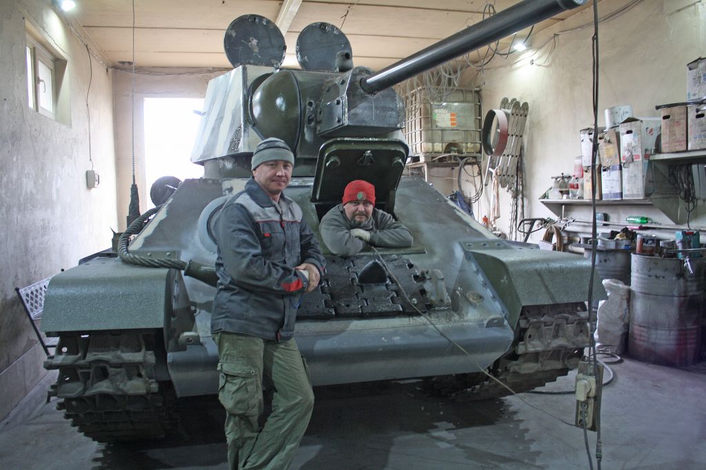 Александр Шептаев и Павел Чернев у Т-34 (2).JPG