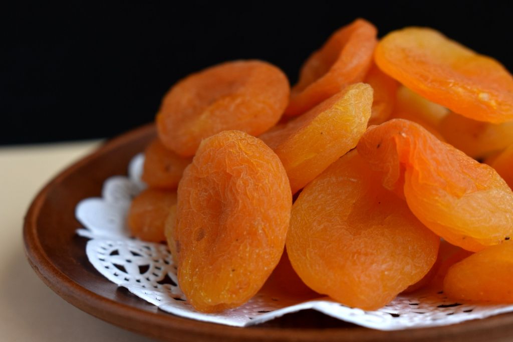 dried-apricots-3338358_1920.jpg