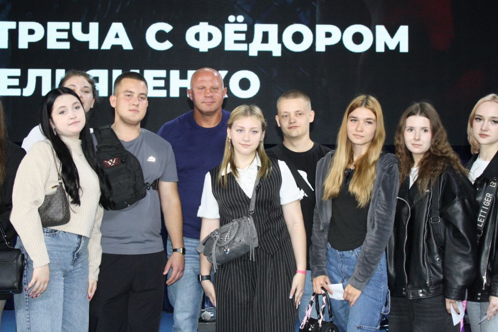 Дети с Федором Емельяненко1.JPG