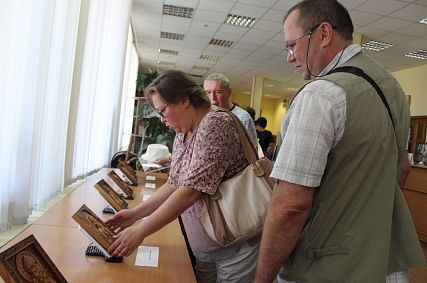 Выставка резных икон для незрячих открылась в Старом Осколе