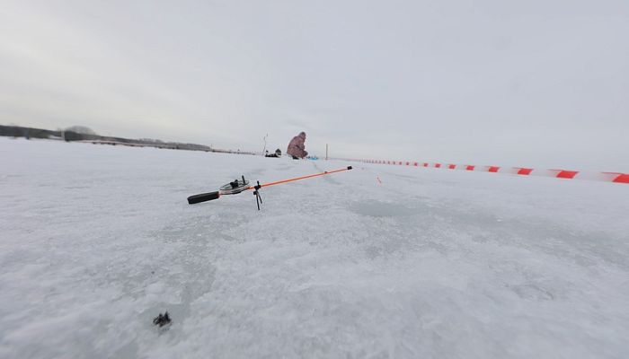 На оскольском водохранилище прошли соревнования по подледной рыбалке среди сотрудников ОЭМК