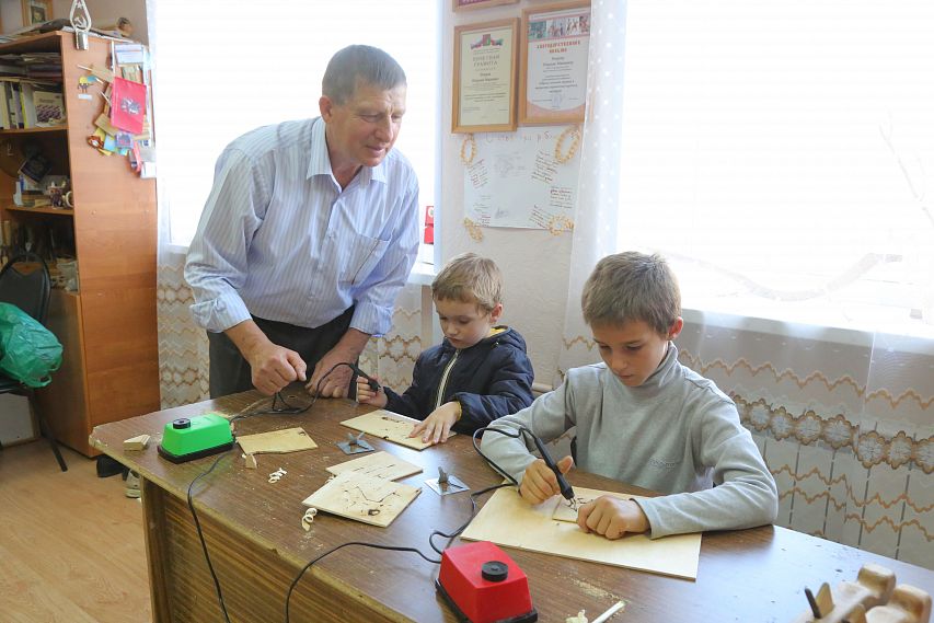 В старооскольском селе Солдатское возрождают традиции по художественной обработке древесины