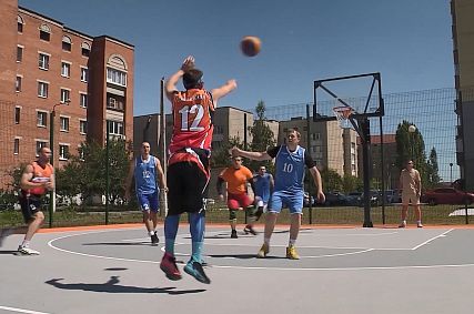 В Старом Осколе на территории спорткомплекса «Георгиевский» открылась баскетбольная площадка