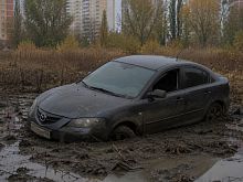 Работник автосервиса в Старом Осколе угнал клиентскую машину и застрял на ней в болоте