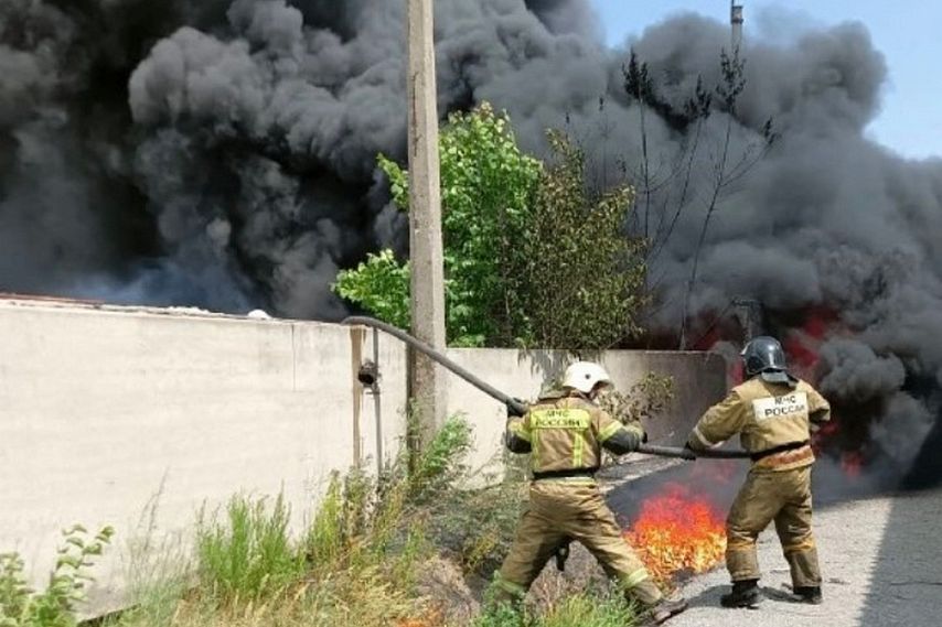В Старом Осколе сгорели три грузовика с прицепами