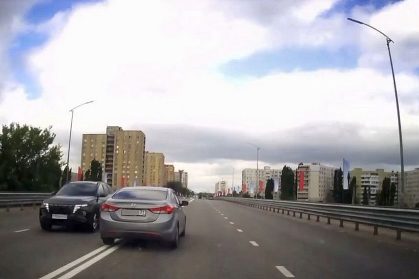 В Старом Осколе водитель выехал на встречку через две сплошные и попал под административное дело