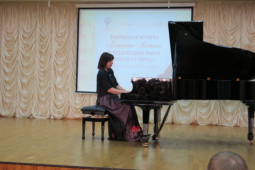 В старооскольской детской музыкальной школе № 5 впервые прозвучал рояль «Михаил Глинка»