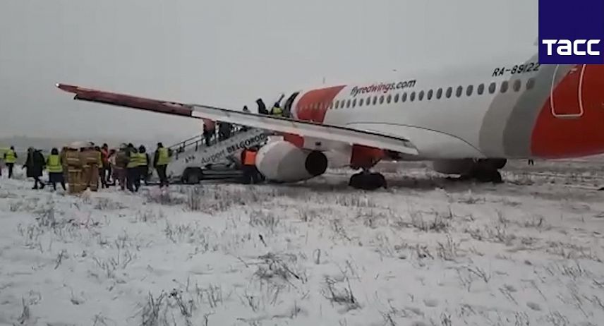 В Белгороде самолёт выкатился за пределы взлётно-посадочной полосы