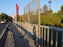 Подгнившие перила мостов в Старом Осколе ко Дню города украсили флагами