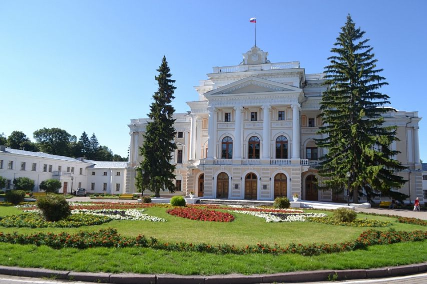 В соседней Курской области есть дворец, достойный Санкт-Петербурга 