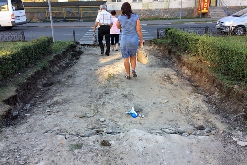 В Старом Осколе продолжают реконструкцию пешеходных тротуаров