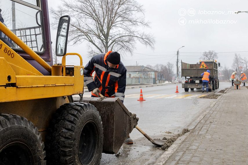 В Старом Осколе начали убирать песко-соляную смесь после зимы