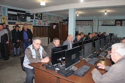 Девять старооскольских школ получили новые автобусы, а водители сдали тест по ПДД