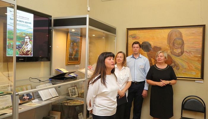 В краеведческом музее открылась выставка «Илья Хегай в кругу друзей»