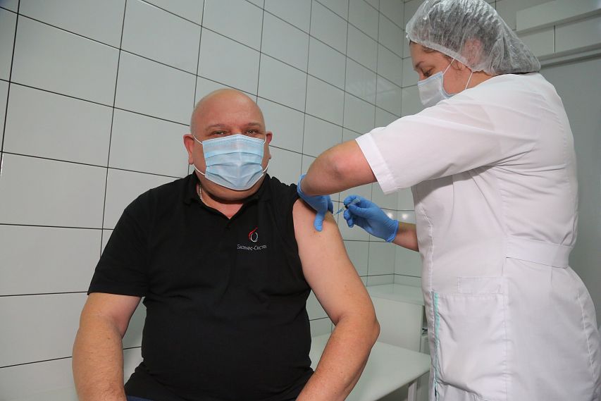 В Старом Осколе управляющий директор ОЭМК им. А.А. Угарова сделал прививку от коронавируса