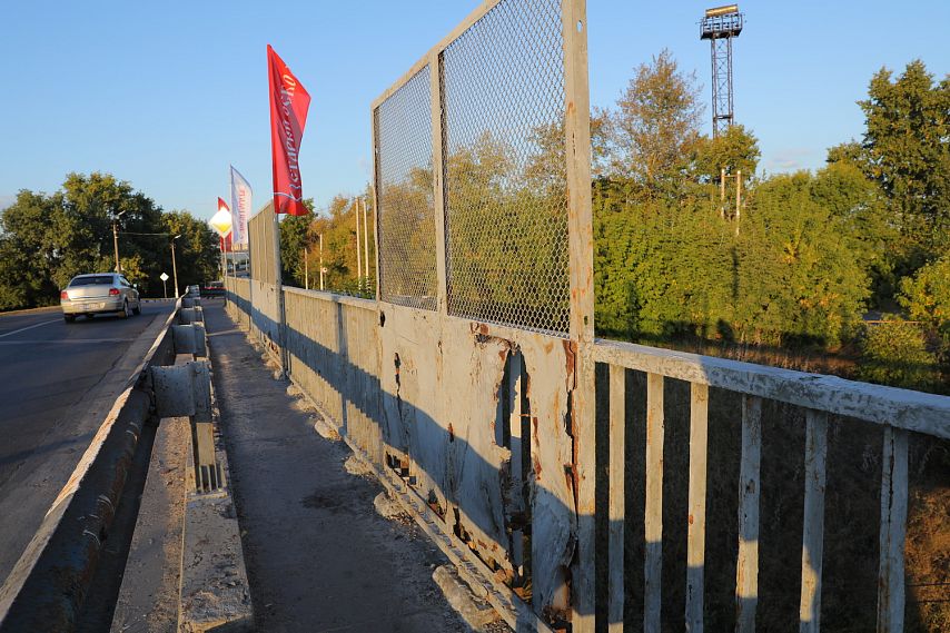 Подгнившие перила мостов в Старом Осколе ко Дню города украсили флагами