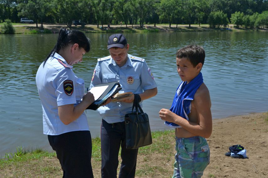 Полиция родителей. Полиция на воде. Школьники на пляже. Форма сотрудников пляжа. Рейд в Старооскольском районе.