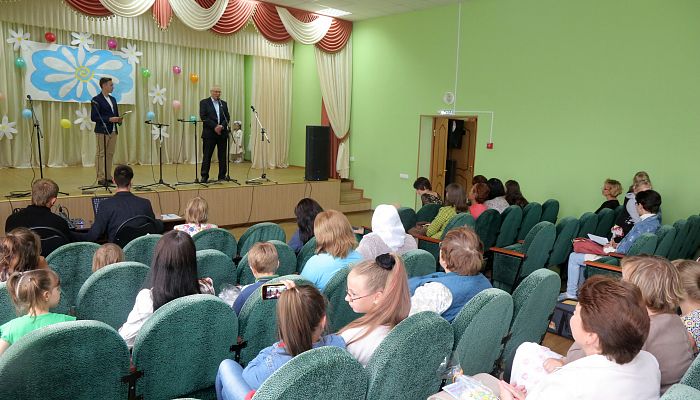 Депутат Виктор Безукладов в селе Озёрки на концерте в День семьи