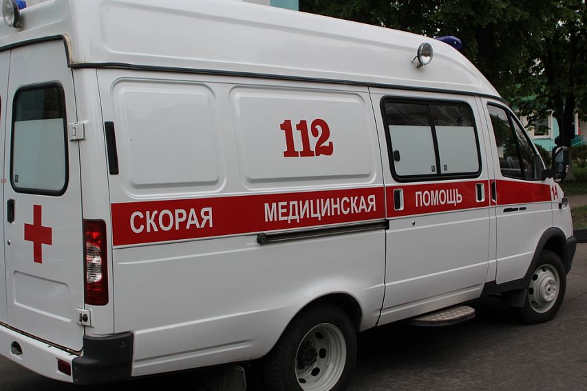 Пьяный староосколец с кулаками набросился на на машину скорой помощи