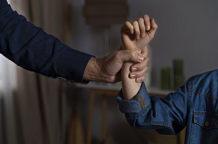 Старооскольца, приковавшего чужого ребёнка к мусорке, осудили за угрозу убийством