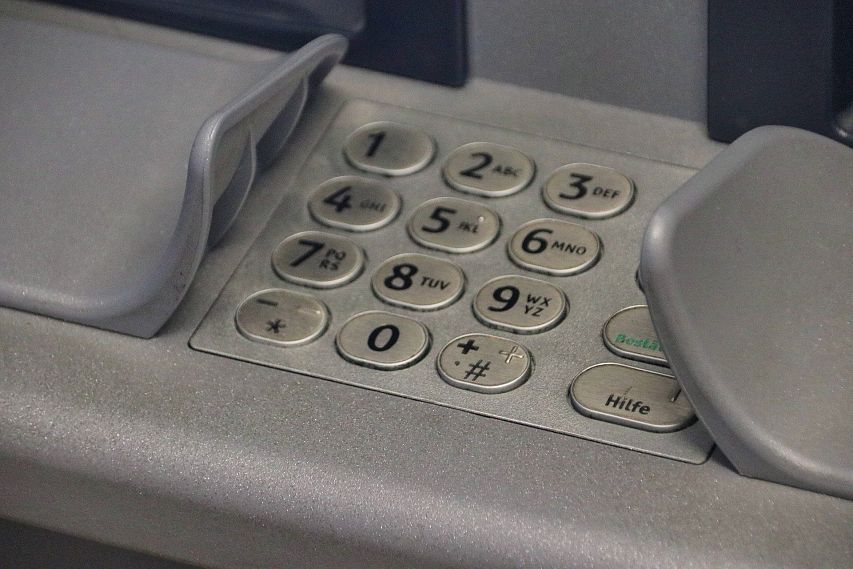 «Известия»: банки разрешат снимать деньги с чужой карты по QR коду