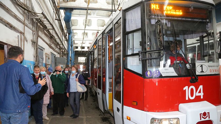 Старооскольцы с ограниченными возможностями здоровья посетили экскурсию в трамвайном депо