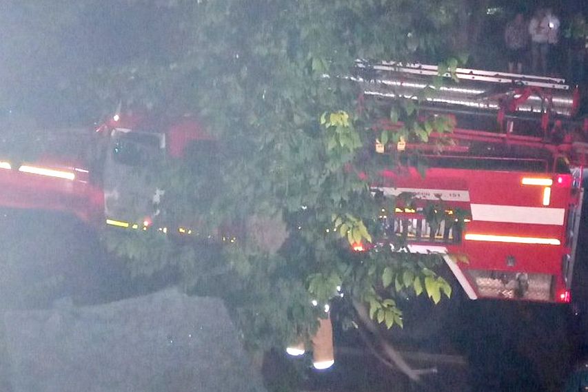 Старооскольские пожарные эвакуировали жителей пятиэтажки из-за загоревшейся квартиры