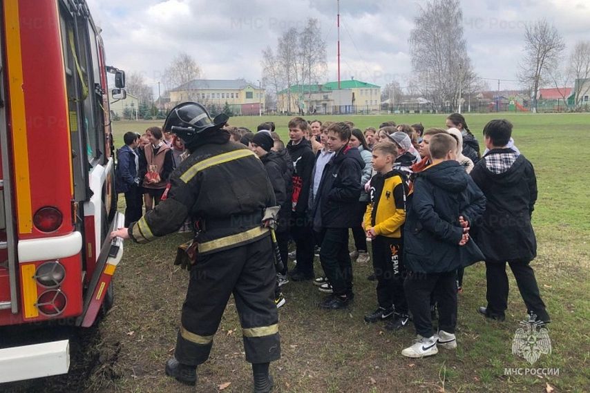Ученики Незнамовской школы примерили костюм пожарного и изучили комплектацию спецавтомобиля