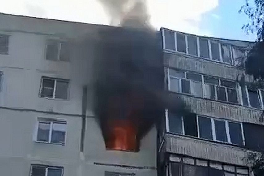 При пожаре в старооскольской многоэтажке пострадала женщина (видео)