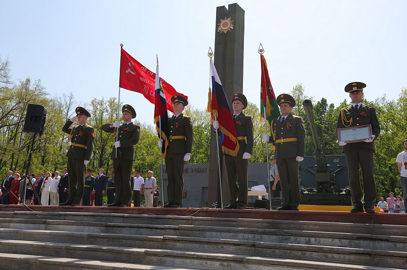 Новости оскола старый оскол. Атаманский лес памятник. Военная часть в Старом Осколе. Старый Оскол победа. Возложение венков к мемориалу у Атаманского леса в Старом Осколе.