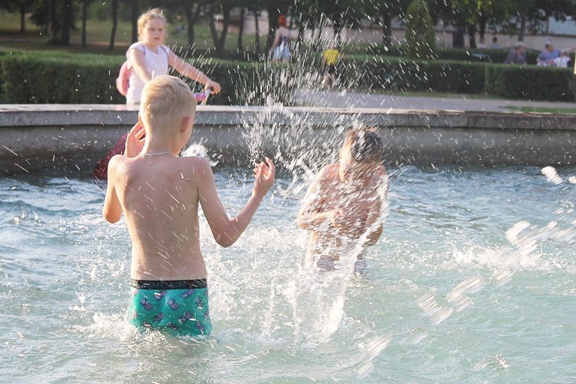 Девочка 12 лет купается. Купание в фонтане. Летние купания в фонтане. Мальчики купаются в фонтане. Дети купаются в фонтане.