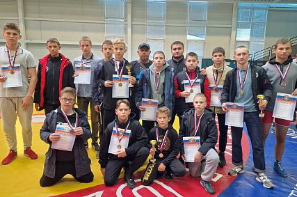 14 медалей привезли домой старооскольские борцы с турнира в Орле 