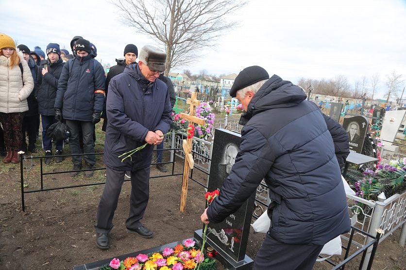 Погода в роговатом старооскольского округа. Село Роговатое Белгородская область. Село Роговатое Старооскольского района Белгородской. Кладбище Роговатое. Анатолий Иванович Роговатое.