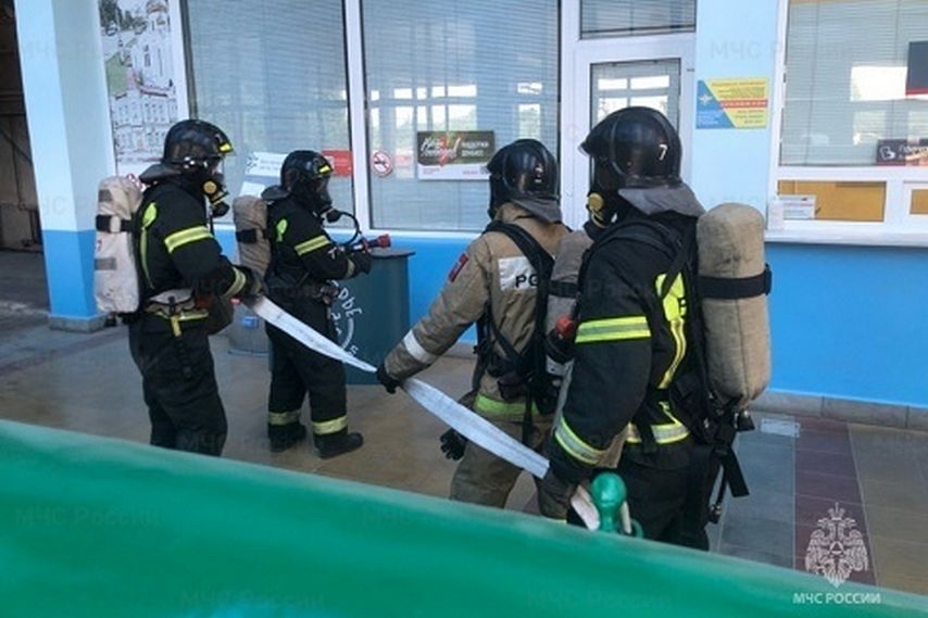 36 пожарных занимались спасением людей в здании старооскольского железнодорожного вокзала
