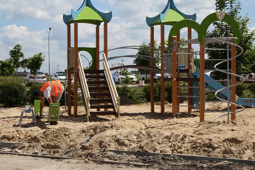 Старый оскол детский. Детская площадка в городе. Новые детские площадки. Новая детская площадка. Дети на детской площадке фото.