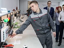 Старооскольских студентов учат управлять робототехническим оборудованием