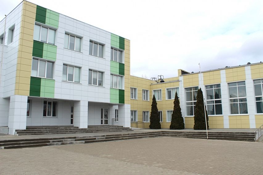 В Белгородской области сельская школа получила в подарок компьютеры и спортивную площадку