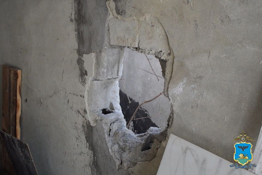 В Старом Осколе угонщик автомобиля проник в гараж через проломленную стену