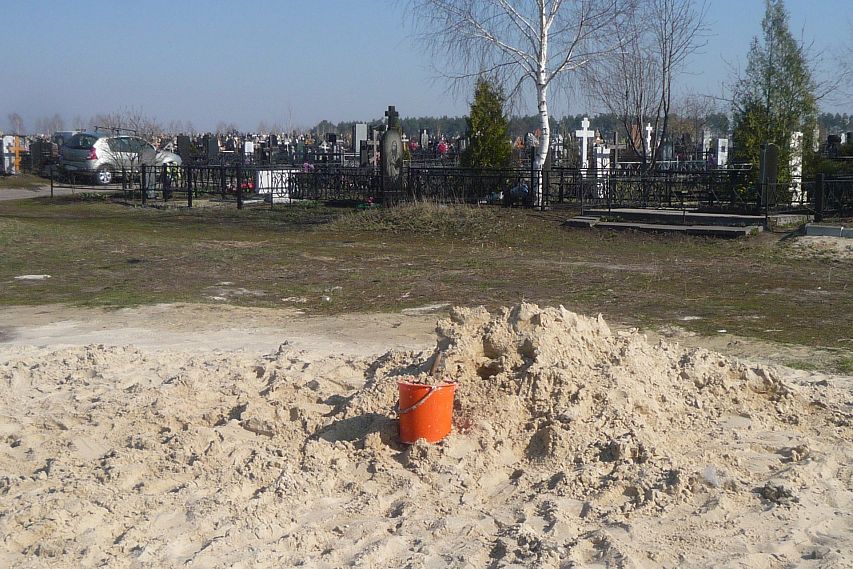 Старооскольские коммунальщики: «Песок на кладбище завозим КАМАЗами!»