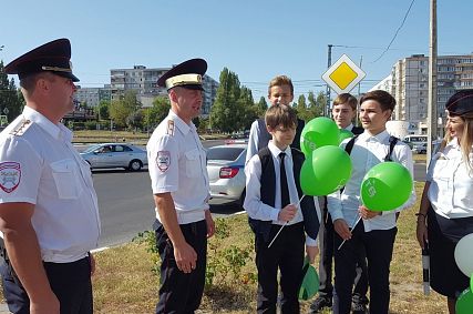 Инспекторы ГИБДД в Старом Осколе контролируют дорогу к школе