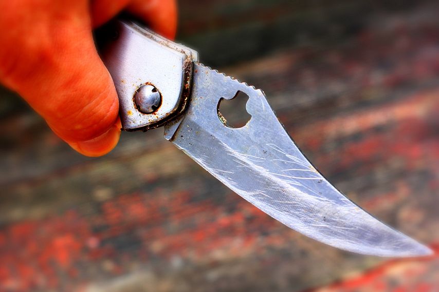 Нетрезвый мужчина напал с ножом на знакомого в старооскольском баре
