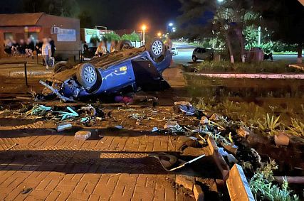 Преследуемый водитель на Chevrolet Cruze протаранил Lada Vesta и врезался в знак в Старом Осколе