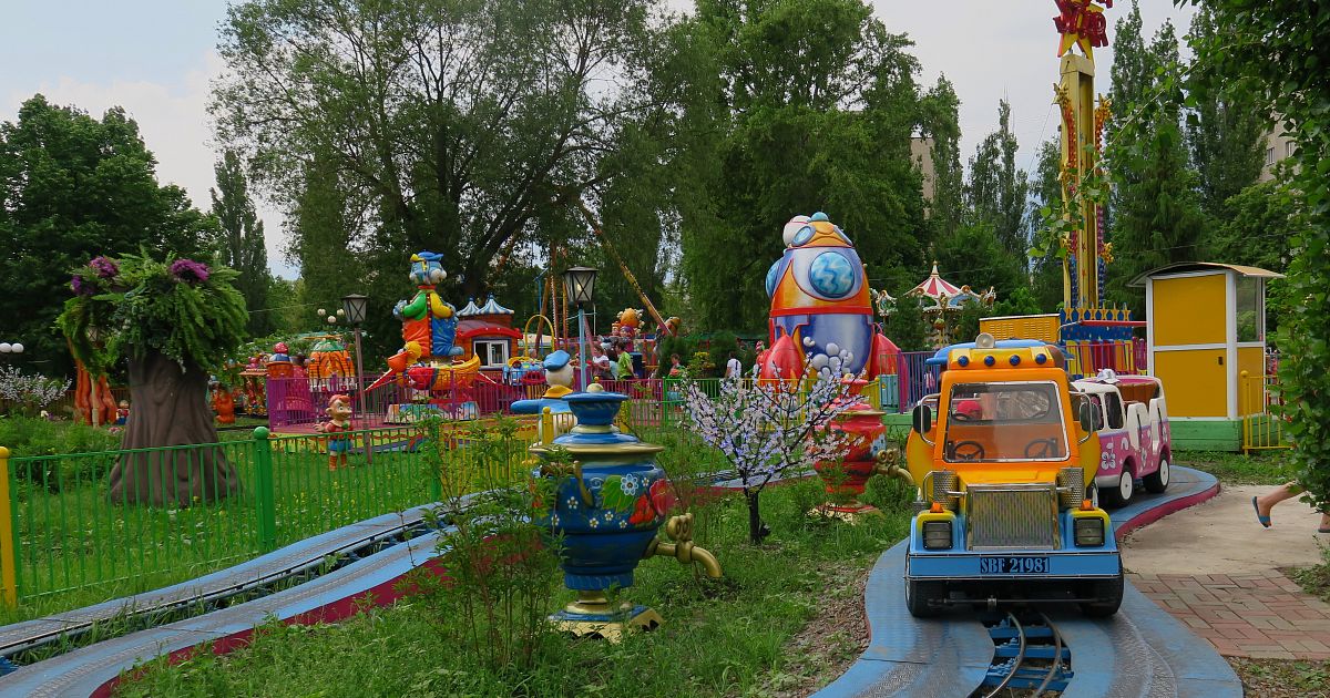 Солнечный город старый оскол. Парк аттракционов старый Оскол Солнечный старый парк. Парк аттракционов Солнечный старый Оскол. Старый Оскол парк Солнечный карусели.