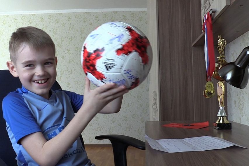 Футболисты сборной России прислали подарок семилетнему старооскольцу (видеорепортаж)