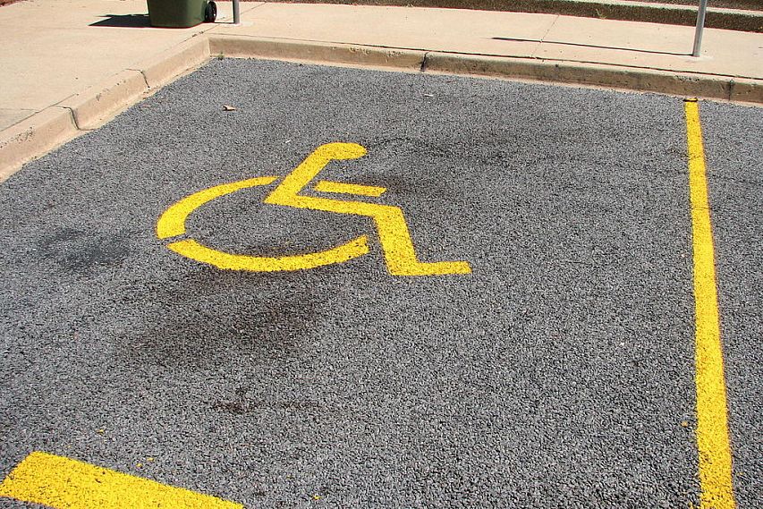 В Старом Осколе возле домов могут появиться места парковок для машин инвалидов