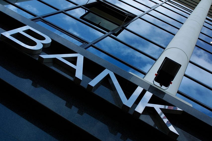 Банк вернул клиентам более миллиона рублей, похищенных сотрудницей