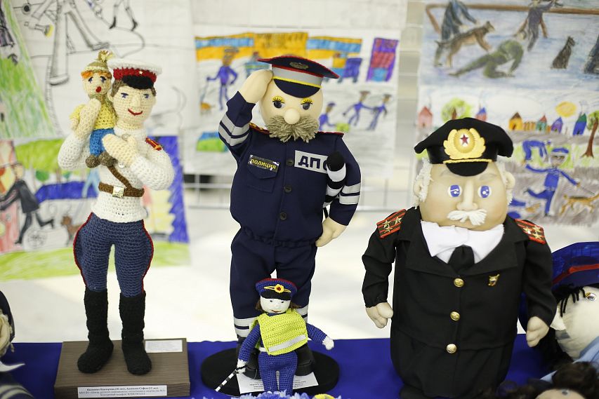 Старооскольские дети поздравили полицейских с профессиональным праздником