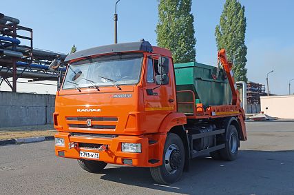 Парк автотранспортного цеха ОЭМК пополнился новым контейнеровозом