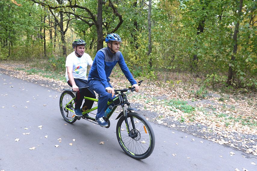 В Старом Осколе инвалиды по зрению осваивают велоспорт
